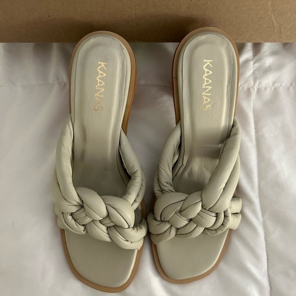 KAANAS SALENTO OFF WHITE HEELS